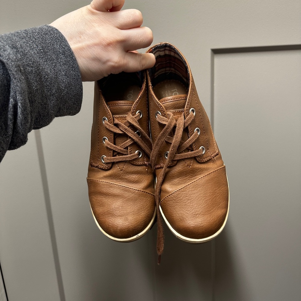 Toms Boyโs Faux Leather Dress Shoes